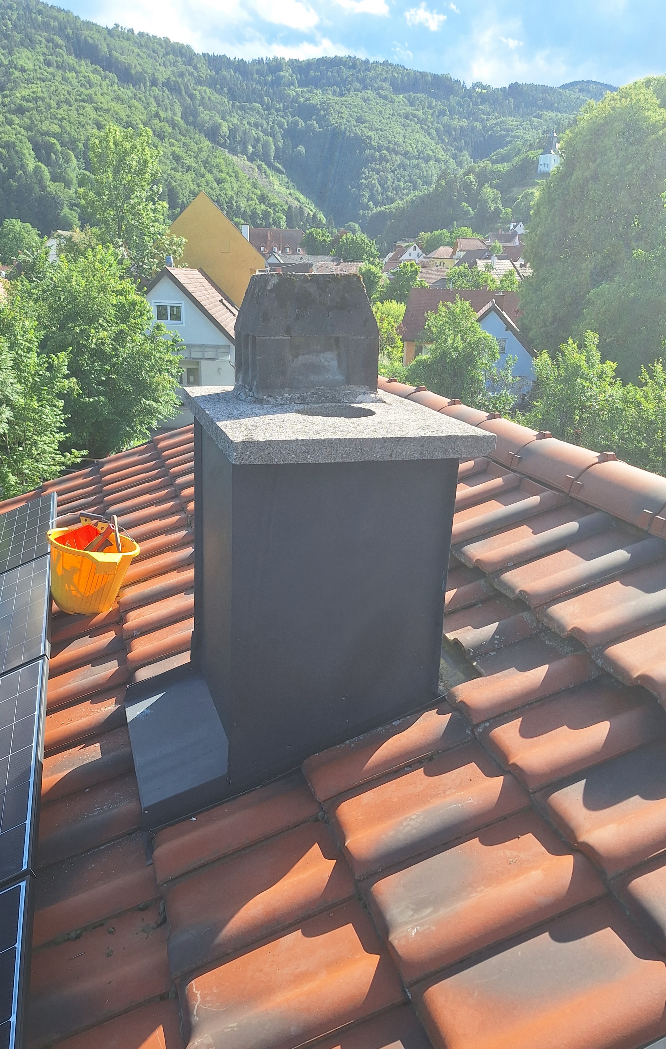 Reparaturarbeiten nach Witterungseinflüssen und nachträgliche Kaminverblechung